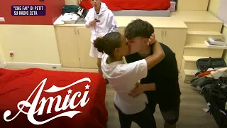 Amici 23 - Petit ascolta il suo inedito in radio