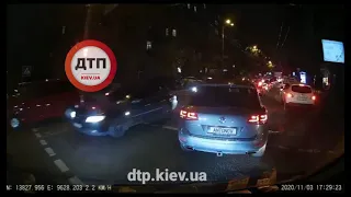 Видео с микроавтобуса охраны Антонова: в Киеве на Лукьяновке пьяный пешеход