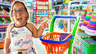 Maria Clara goes SHOPPING at the TOY store and learns Conduct Rules - MC Divertida