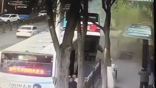 Автобус с людьми провалился под землю в Китае