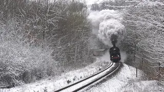 58 311 kämpft sich mit schwerem Sonderzug und lauten 3 Zylinder Klängen bergan