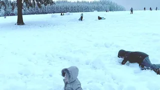 Les enfants jouent dans la neige