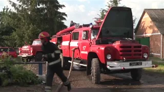 На Хмельниччині вогнеборці ліквідували масштабну пожежу ферми, що спалахнула через розряд блискавки