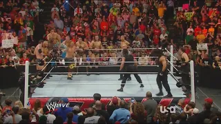 The Shield Vs 14 Man - Handicap Match - WWE Raw 14/04/2014 (En Español)