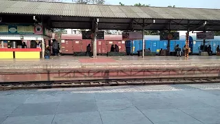 Amazing speed 82654 Jaipur yashwantpur suvidha  at palghar station