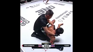 Slashing elbow from Prajanban takes out Tuan! 💪