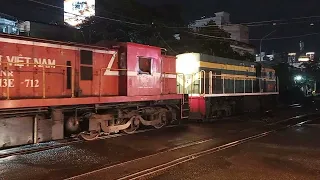 D13E 712 dồn máy D9E 217 nối vào ram tàu SE21 (19:10, 5/12/2022)