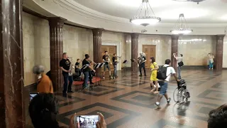 around world cup 2018: street band plays "Bielyje Rozy" in Moscow underground | DynekTV