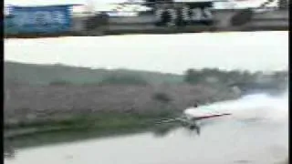 passage d'un avion de voltige sukhoi sous un pont