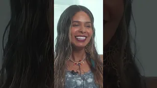 Transição de gênero da cantora Jotta. Veja o vídeo completo.