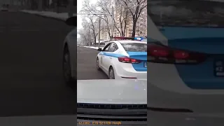 Полицейские Алматы сопроводили автомобиль, в котором везли женщину без сознания до больницы