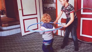 Funny kids 2018 Малыш крутит обруч