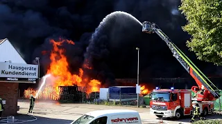 2 Brandweerlieden zwaargewond na explosie bij industriebrand - Goch (D) 12 08 2022