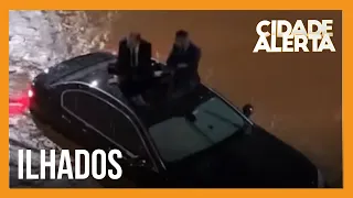 Exclusivo: homens em carro de luxo ficam ilhados no centro de São Paulo