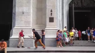 пранк.Американец подбигает к туристам и режет их селфи палки содовыми ножницами. Ржач смотреть всем
