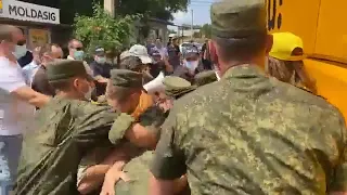 Видео драки унионистов с приднестровскими пограничниками на КПП Варница-Бендеры