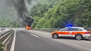 Veicolo in fiamme sull'A2, grossi disagi tra Lugano e Rivera