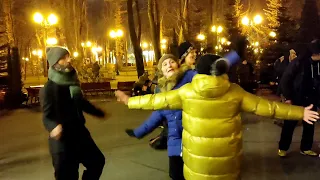 ПОД ЭТОТ ХИТ ТАНЦУЮТ ВСЕ!👍🕺💃/ТАНЦЫ В ПАРКЕ ГОРЬКОГО ХАРЬКОВ ДЕКАБРЬ 2021