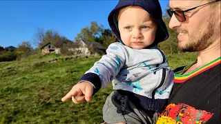 Що ми садимо на голому пагорбі коло хати. Перші кроки сина.