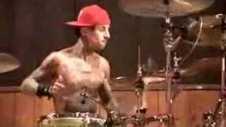 Travis barker playing drums with one hand 1