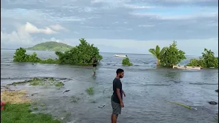 Panicked Villagers Try To Save Their Belongings While Island Floods in Fiji - 1283182-2