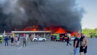 Guerre en Ukraine : un missile frappe un centre commercial à Krementchouk