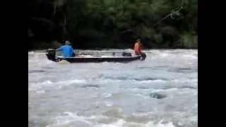 SUBINDO FÓRTE CORREDEIRA RIO AMAMBAI, MOTOR SUSUKI 15HP, BARCO FLUVIMAR SEMI CHATA