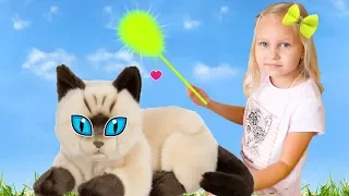 Алиса весело играет с котёнком ! Alice play with cat