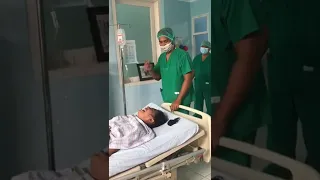 viral!! perempuan bernyanyi saat di infus