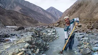 Jade miners in Xinjiang earn 10000 yuan by fishing for stones in the river every day