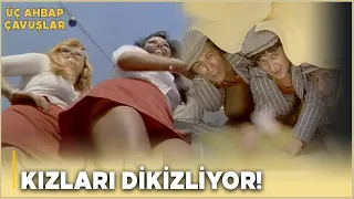 Üç Ahbap Çavuşlar Türk Filmi | Erkekler, Kızları Dikizliyor!