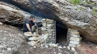 Building a shelter with a fireplace under the mountain