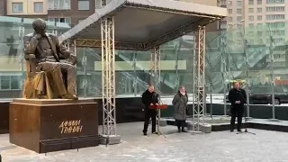 Путин на открытии памятника Гранину  - за бронестеклом