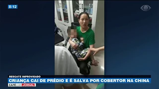 Criança cai de prédio e é salva por cobertor na China