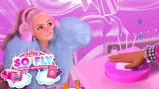 BARBIE MEMBUNYIKAN 'CODE PINK' MELINTASI EXTRAVERSE | Barbie Extra So Fly Petualangan Fashion | Klip