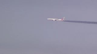 Fantastic Mid-air racing Emirates Airbus A380-800 vs Boeing 777-300 ER