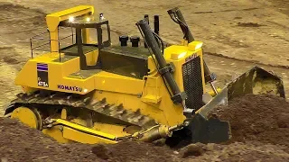 GIGANTIC XXXL RC MODEL DOZER KOMATSU D475A AT WORK IN SCALE 1/8 AMAZING RC MODEL MACHINE IN MOTION