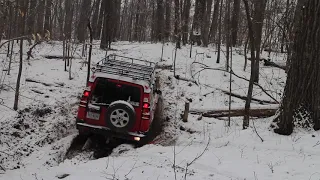 Land Rover Discovery 2 G4 on trail in the snow