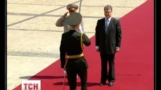 Президент приїхав на Софійську площу приймати присягу армії