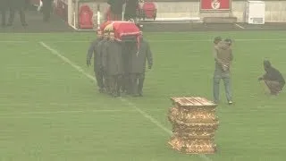 Hinchada portuguesa despide a Eusebio