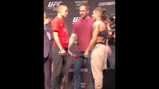 Jéssica Andrade gives Rose Namajunas a rose  HD