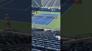 Jannik Sinner si allena con MIlos Raonic a Toronto.