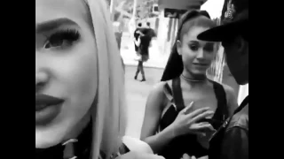 Ariana Grande le da un beso en la mejilla a Dove cameron