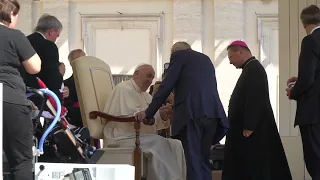 Дэвид Хасавей молится с Папой Франциском