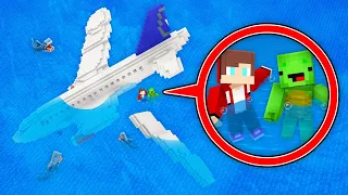 How Mikey & JJ CRASH On Airplane In The OCEAN in Minecraft (Maizen)