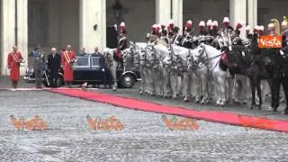 MATTARELLA ACCOLTO DA BRICIOLA IL CANE DEI CORAZZIERI AL QUIRINALE