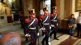 Granaderos. Cambio de guardia del Mausoleo de San Martín en la catedral.