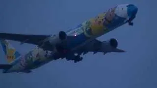 夕暮れ時の那覇空港を離陸するポケモン ピース★ジェット / ANA B777 Pokemon Jet takeoff Naha Airport