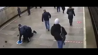 В Московском метро двое мигрантов из Таджикистана напали на сотрудников полиции.