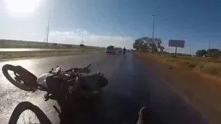 Moto e óleo na pista nunca combinam